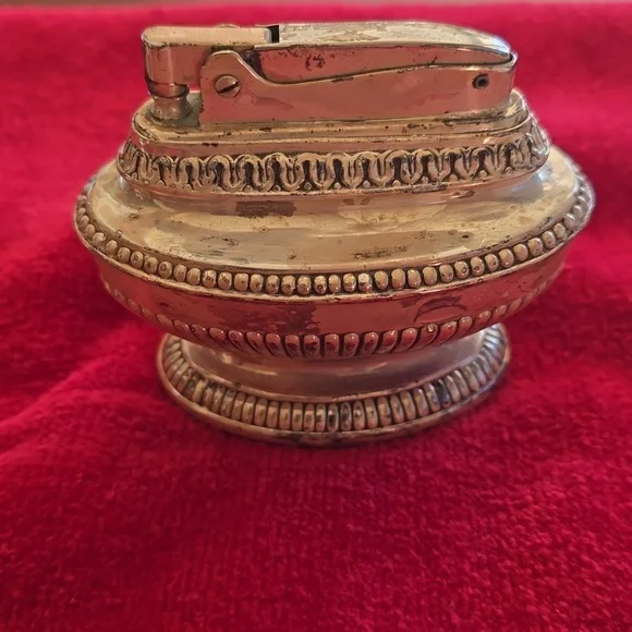 Ronson vintage table top lighters. 2 Queen Anne and 1 Decanter lighters. - Picture 4 of 7